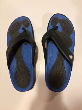 Men’s Med 11 Crocs Blue & Black Flip Flops Slides Contoured Footbed